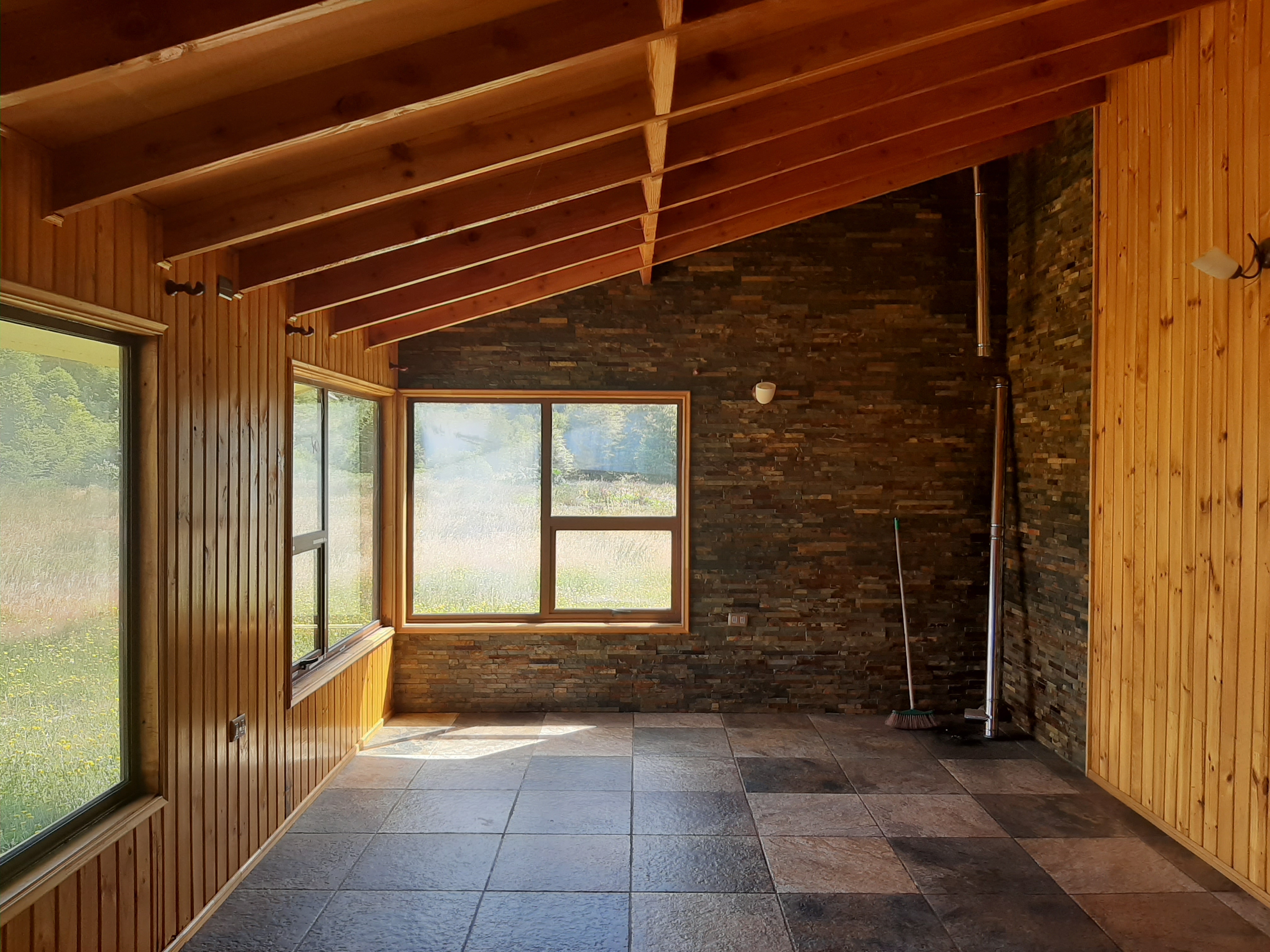 Image of the house's entrance and front yard