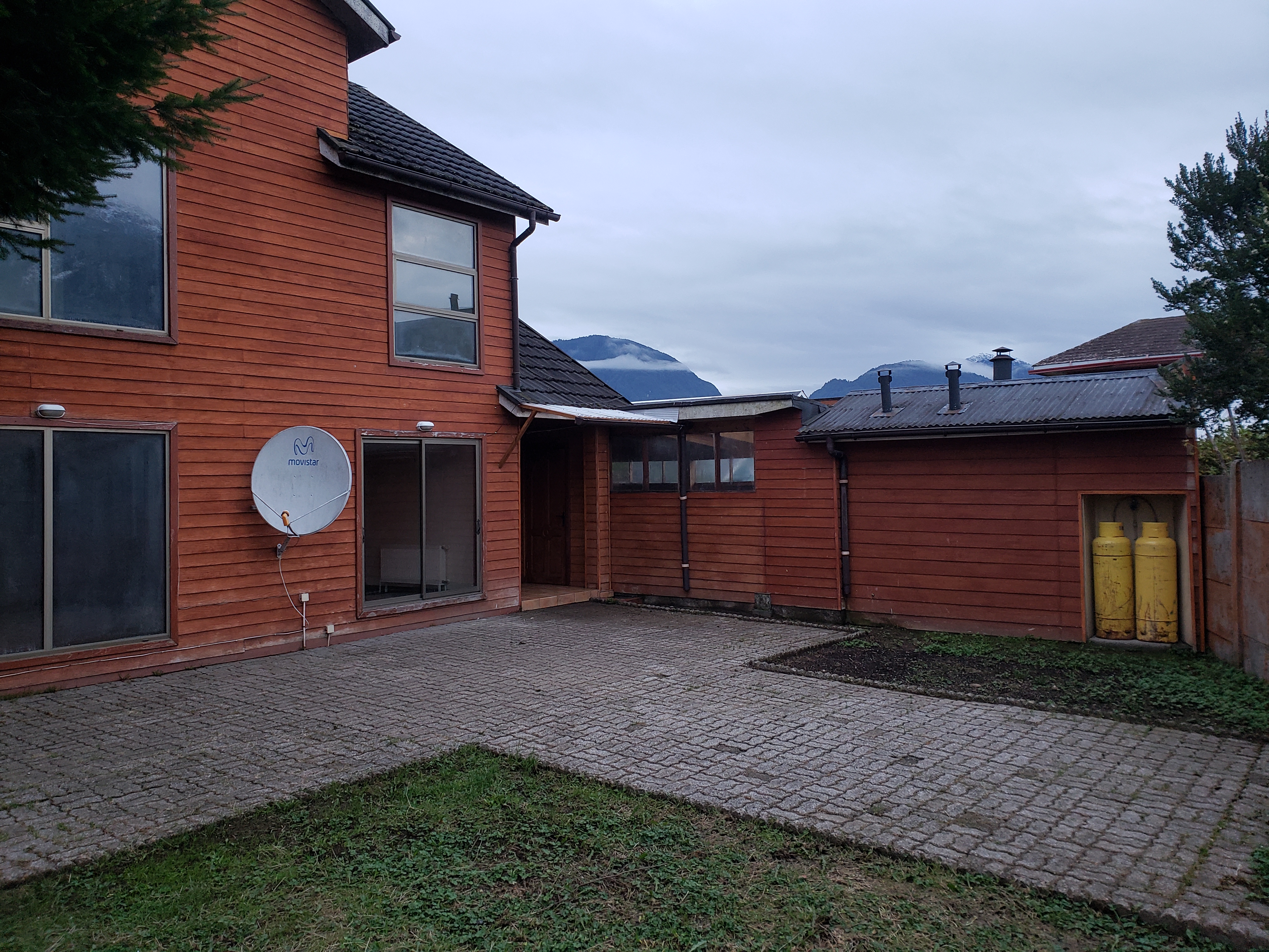 View of the house's entrance and front yard in Puerto Aysen