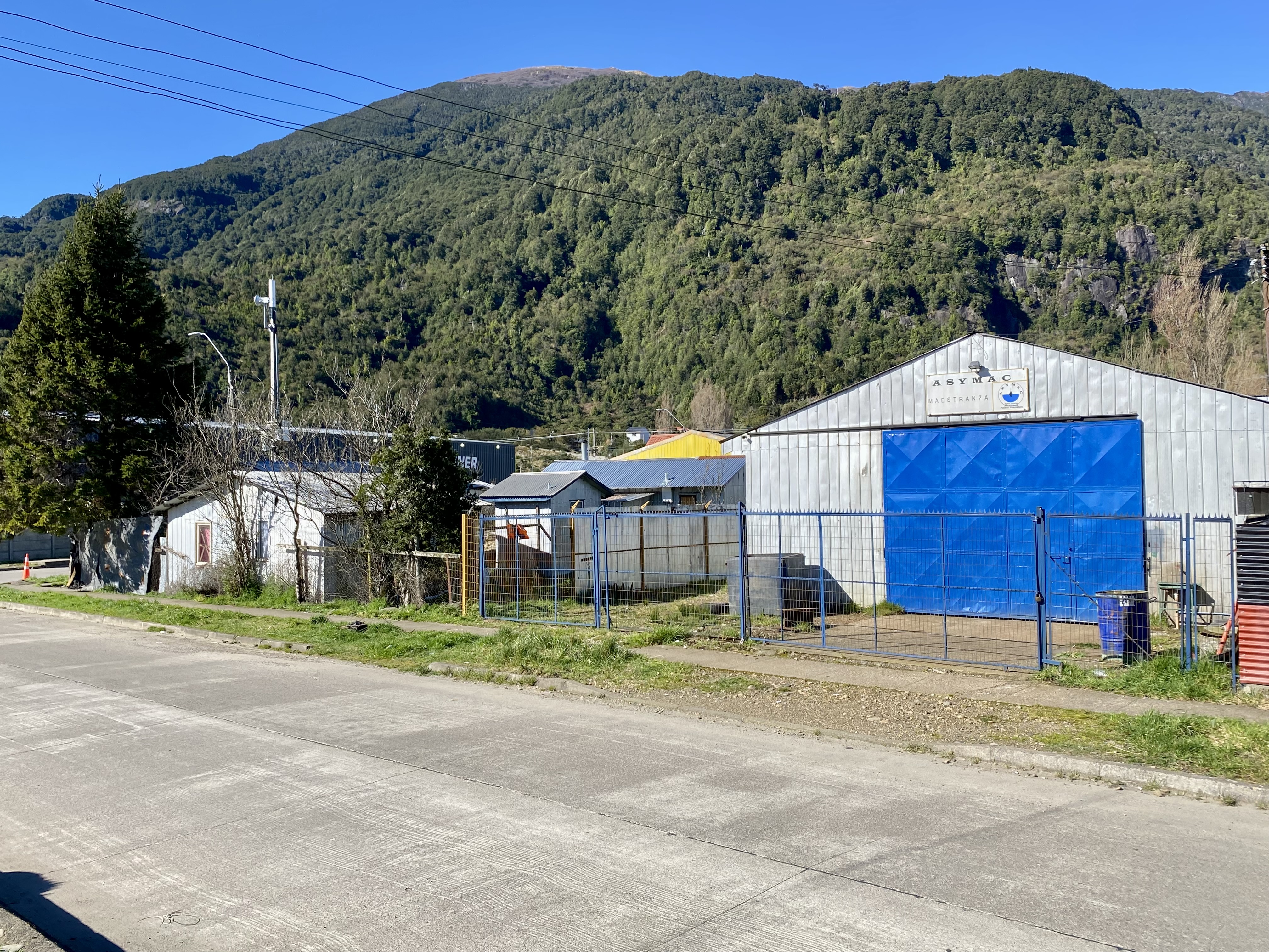 Image of the warehouse highlighting its location and surrounding area.
